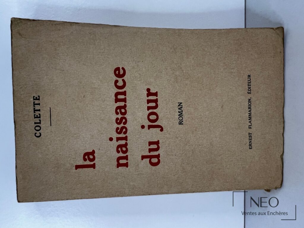 Couverture de La naissance du jour de Colette en papier brun avec titre rouge et noir