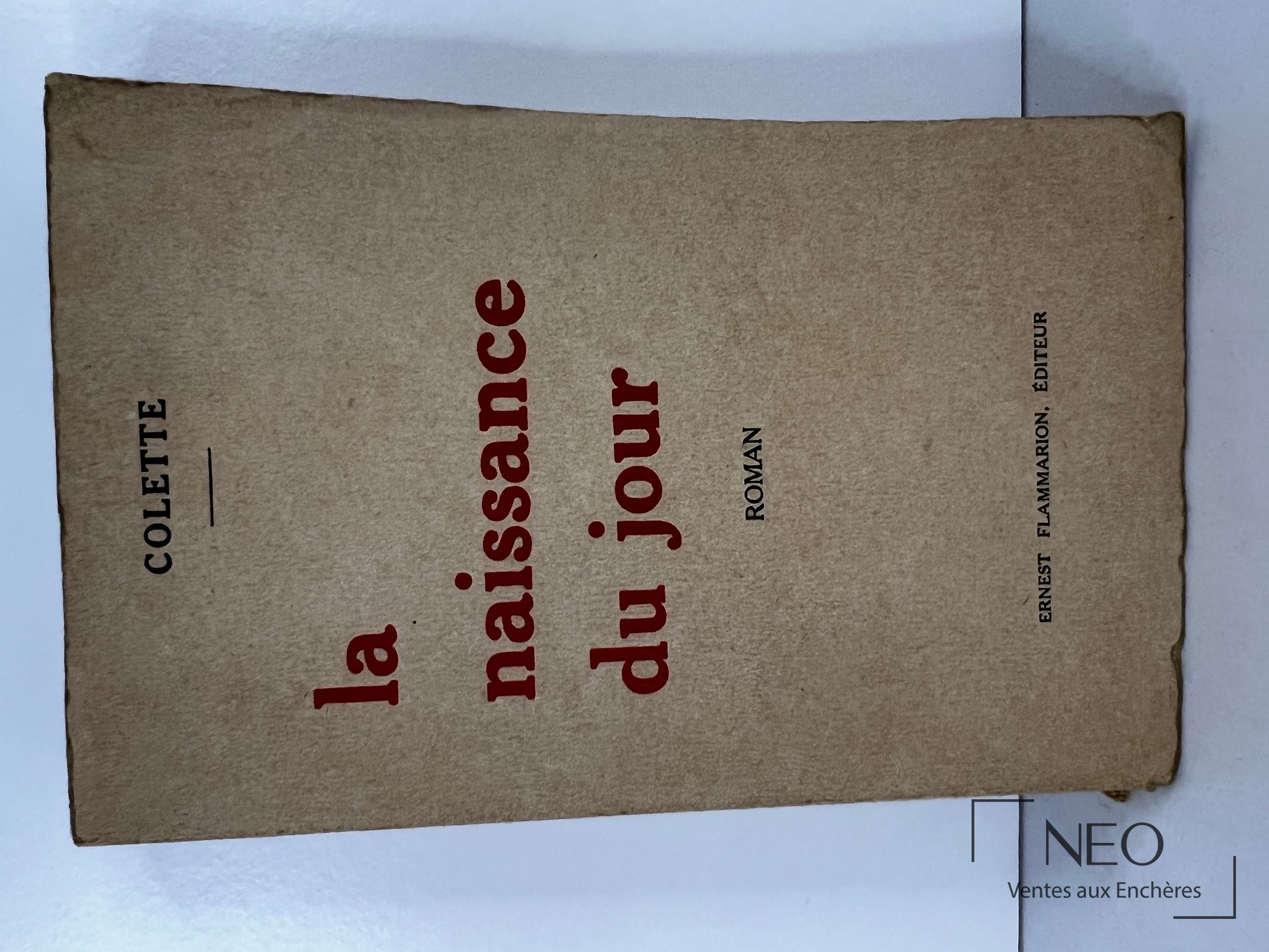 Couverture de La naissance du jour de Colette en papier brun avec titre rouge et noir
