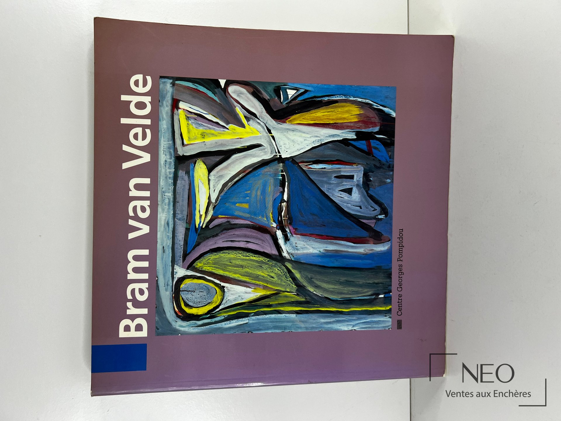 Couverture du catalogue Bram van Velde avec composition abstraite colorée sur fond mauve.