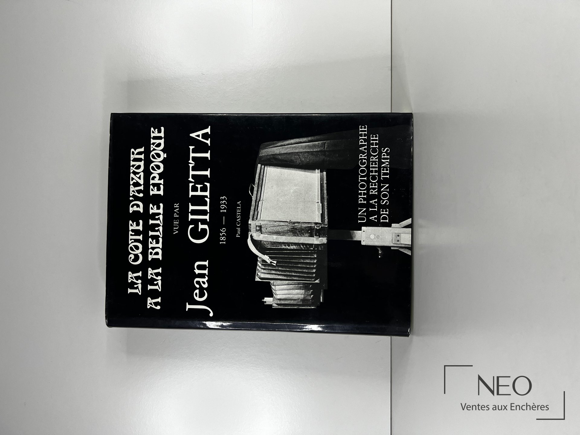 Couverture rigide noire illustrée du livre Jean Giletta - Un photographe à la recherche de son temps