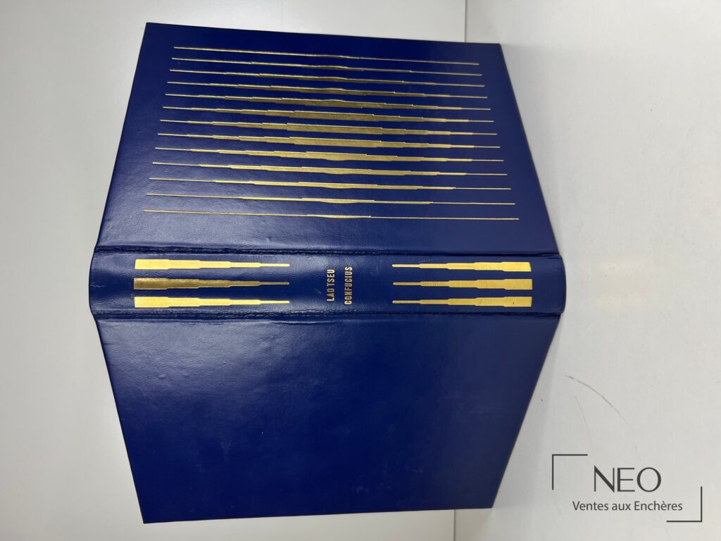 Couverture bleue à motifs dorés et titre Confucius et Lao-Tseu sur le dos