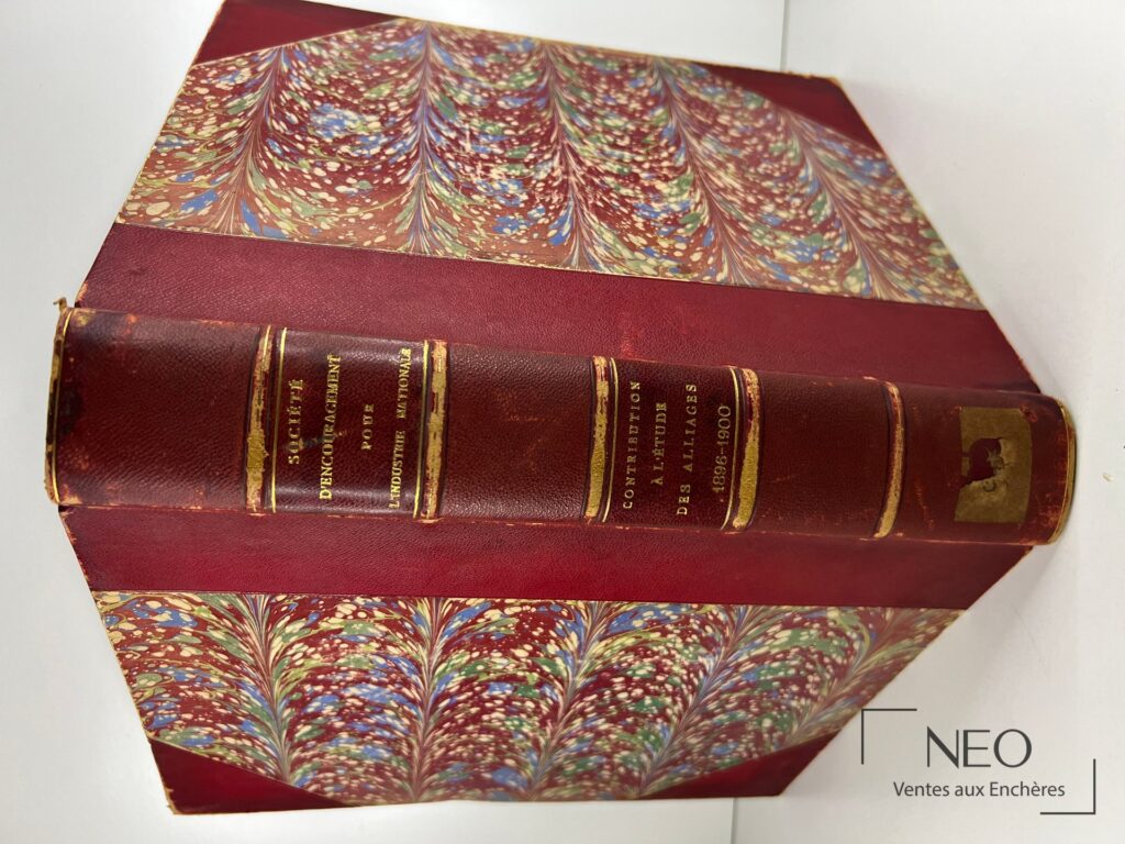 Livre relié en demi chagrin rouge à coins