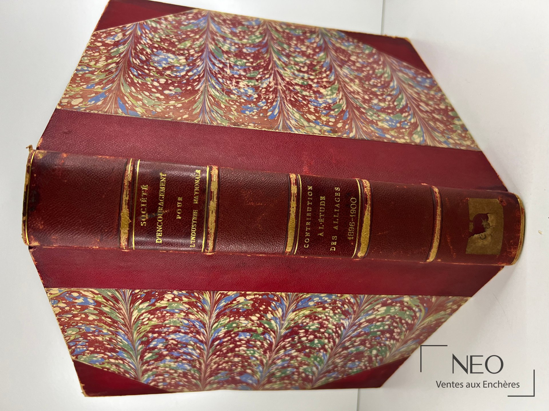 Livre relié en demi chagrin rouge à coins