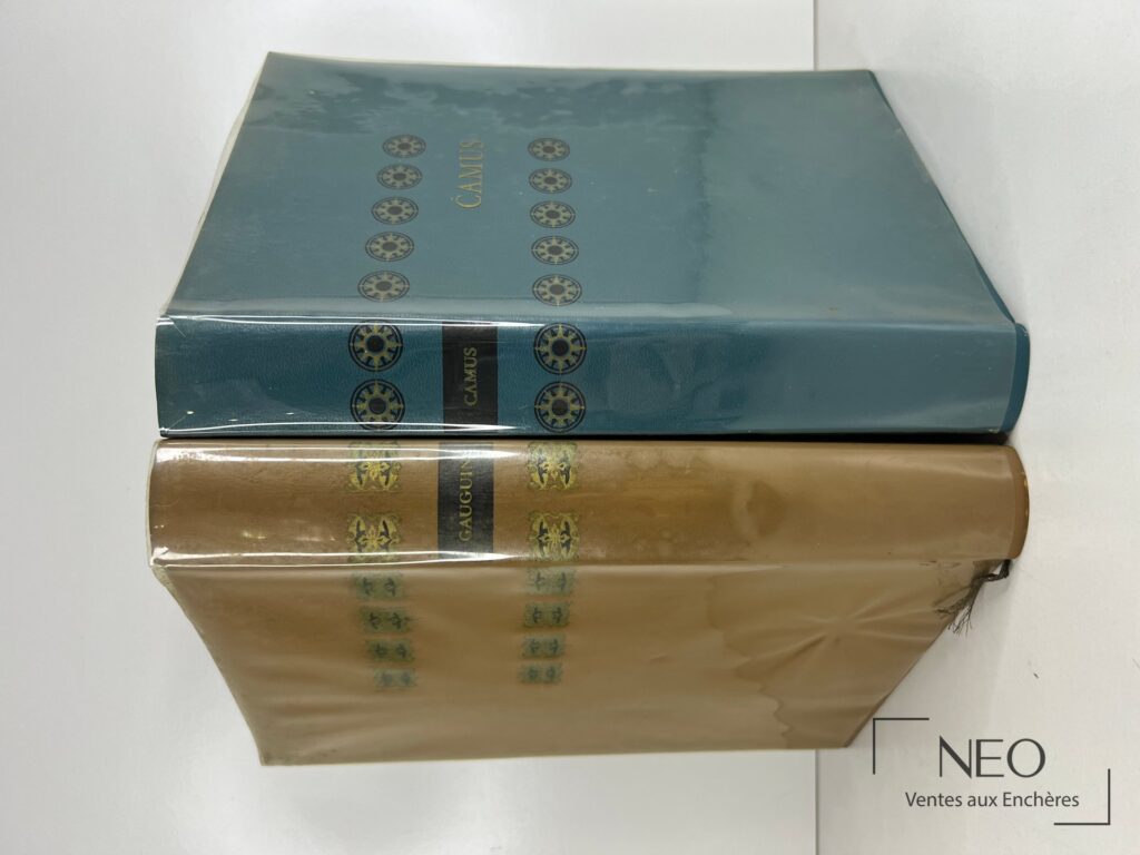Deux volumes sous protection plastique