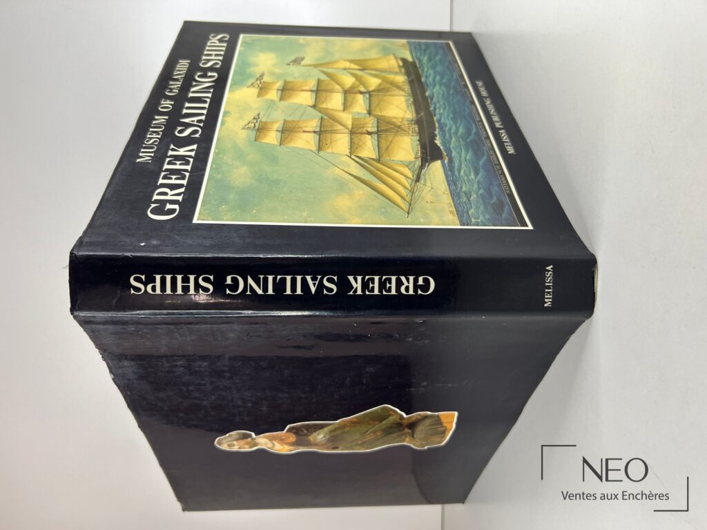 Couverture du livre Greek Sailing Ships avec illustration d'un voilier sur fond de mer