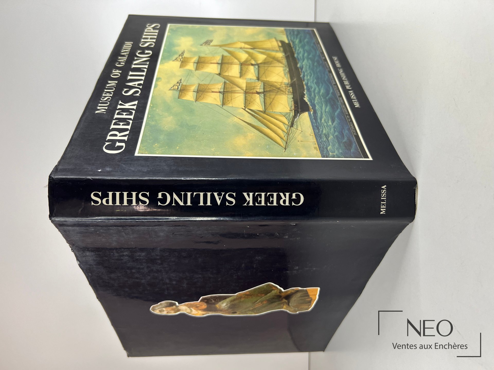 Couverture du livre Greek Sailing Ships avec illustration d'un voilier sur fond de mer