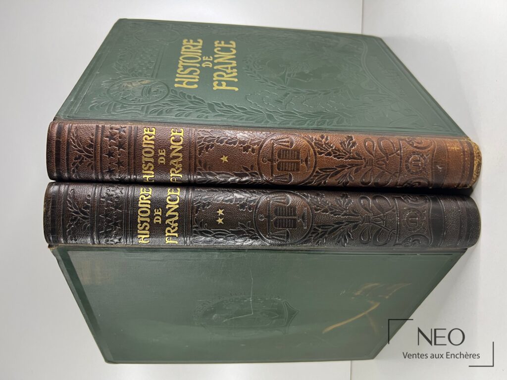 Deux volumes d'Histoire de France illustrée avec leur coffret vert décoré