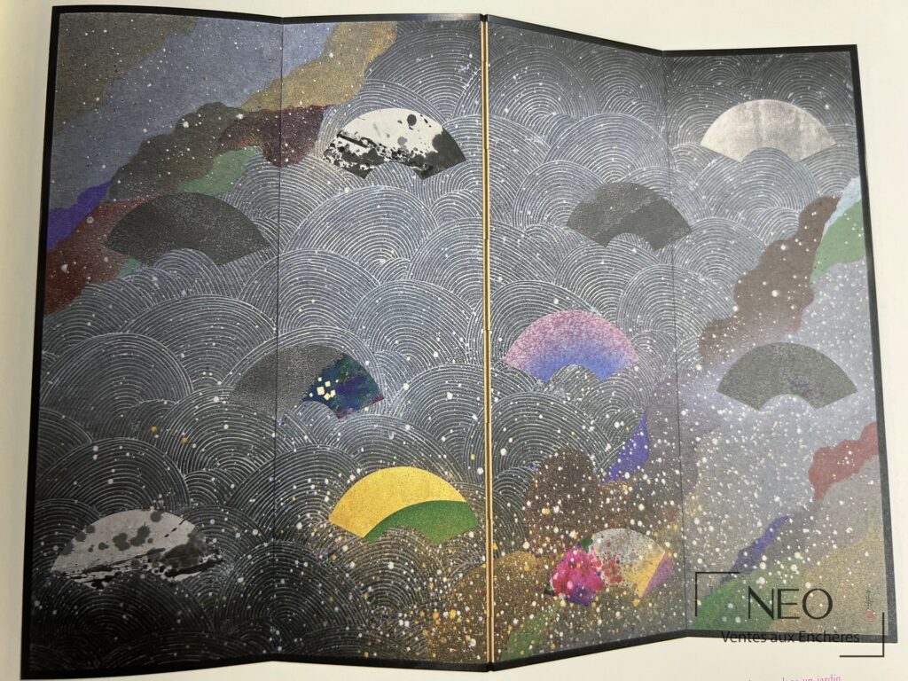 Ouverture du livre sur une double page illustrée aux motifs de vagues et de demi-cercles colorés