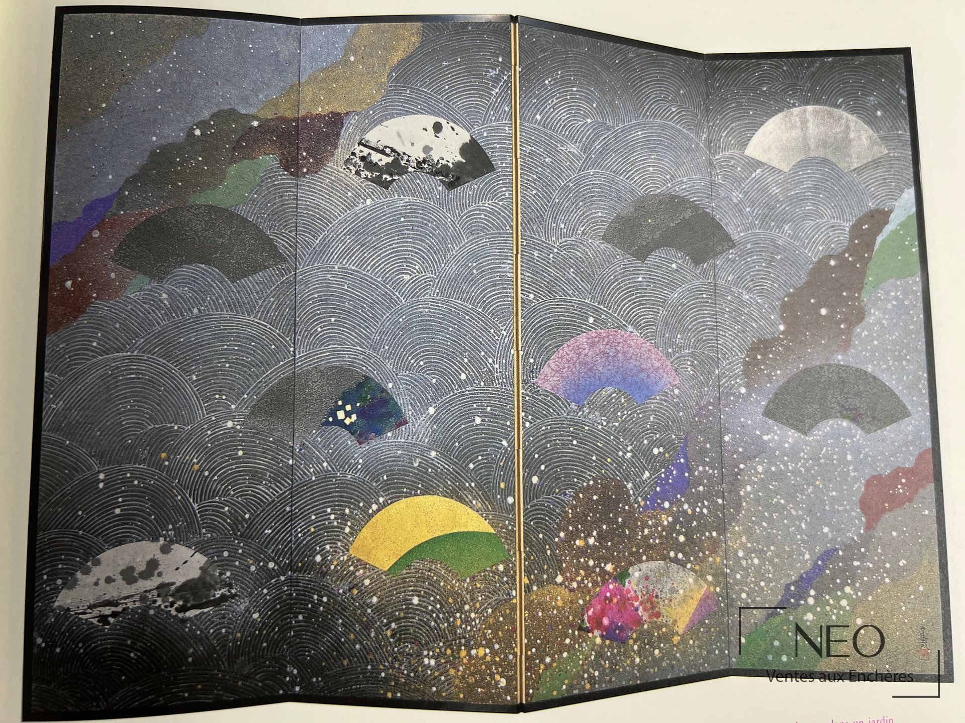 Ouverture du livre sur une double page illustrée aux motifs de vagues et de demi-cercles colorés
