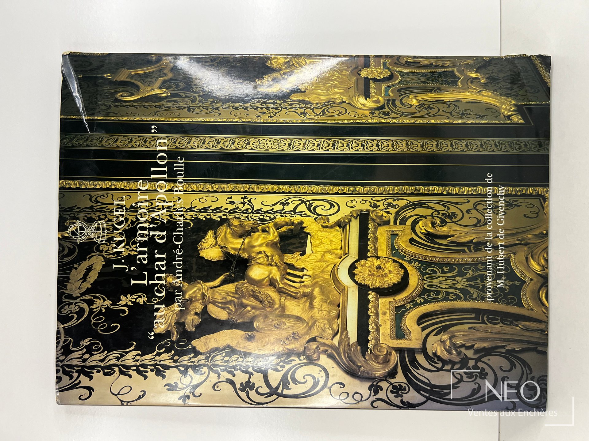 Couverture illustrée du livre L'armoire au char d'Apollon