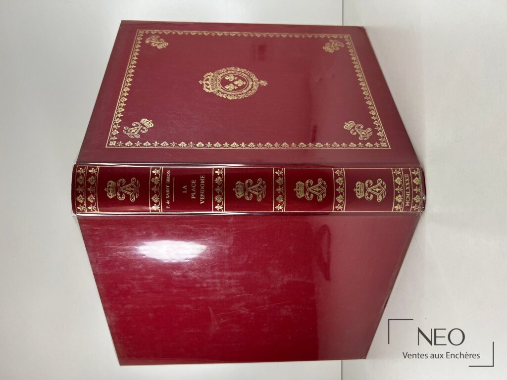 Couverture rouge ornée de motifs dorés et titre La Place Vendôme