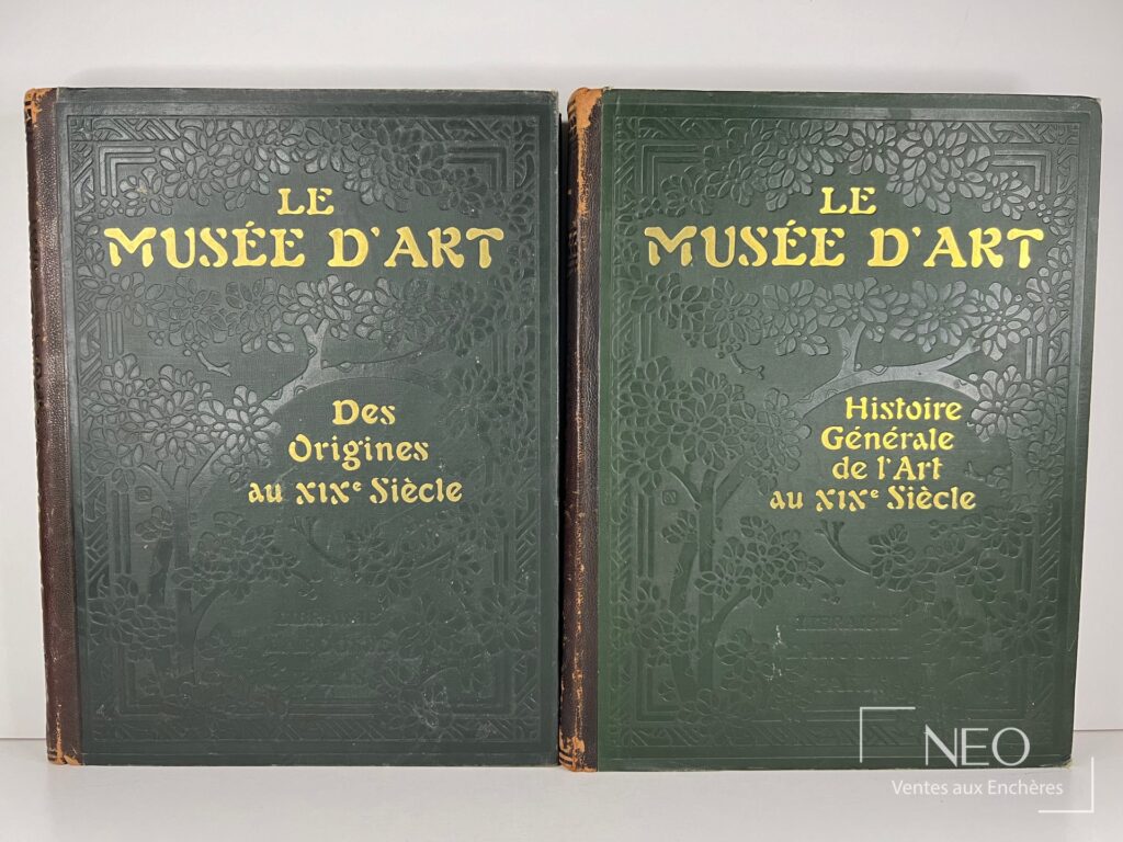Deux volumes reliés vert sombre au décor doré