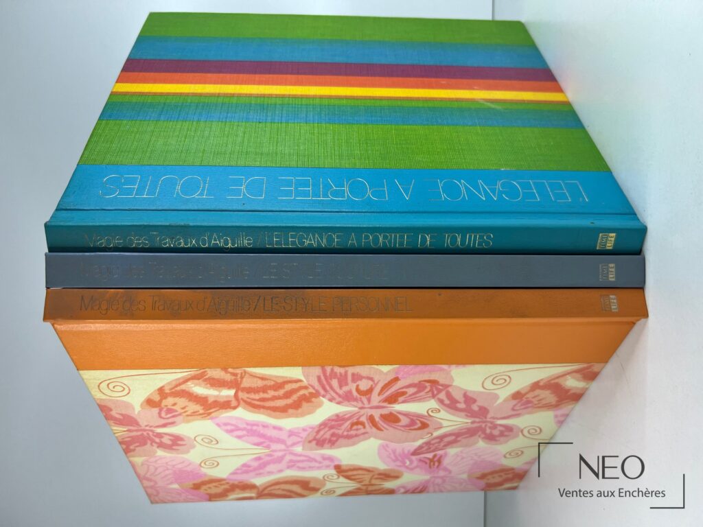 Trois volumes illustrés empilés