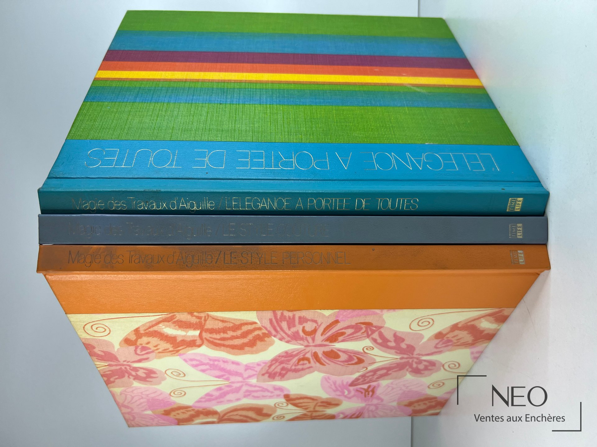 Trois volumes illustrés empilés