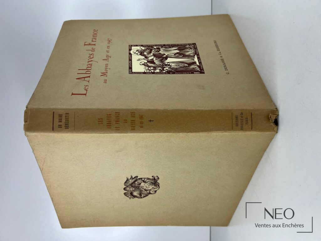 Couverture d’un livre ancien intitulé Les Abbayes de France au Moyen Age et en 1947