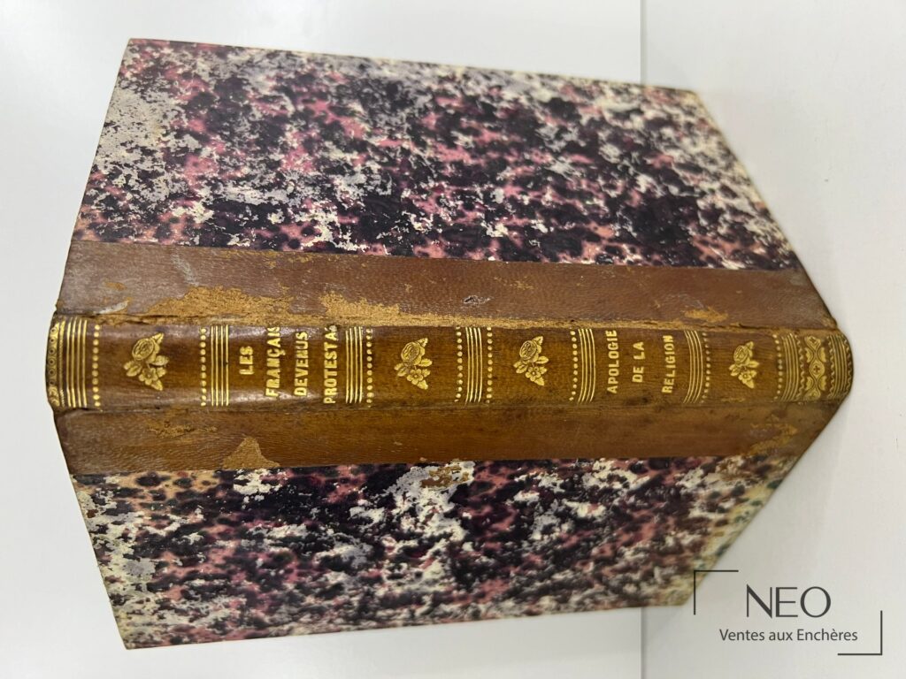 Dos en demi chagrin à nerfs orné de fleurons dorés