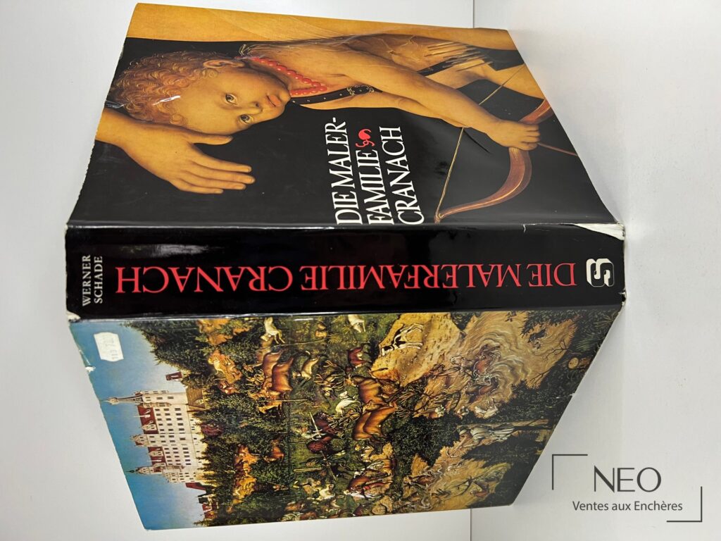 Livre relié avec jaquette illustrée