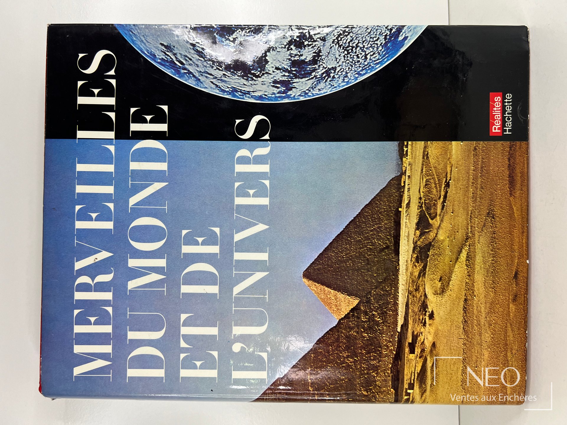 Couverture illustrée du livre Merveilles du monde et de l'univers