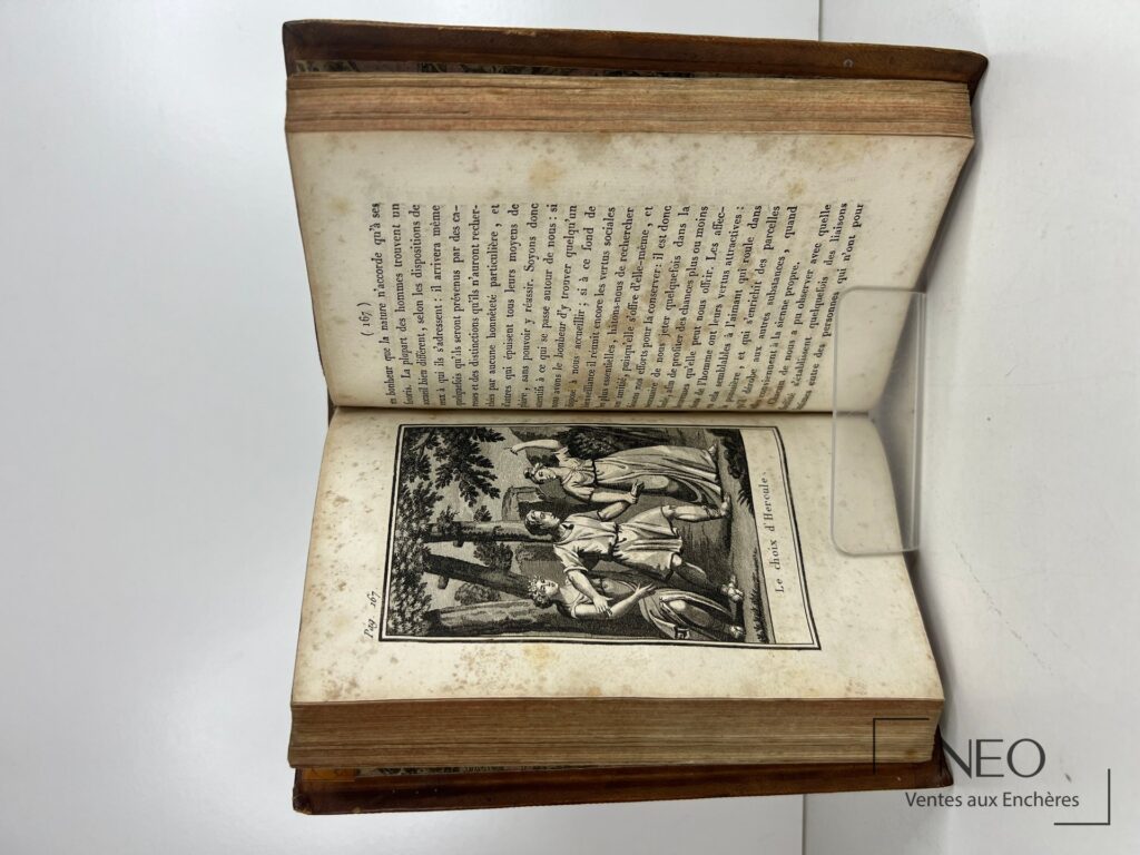 Livre ouvert montrant une page illustrée et une page de texte