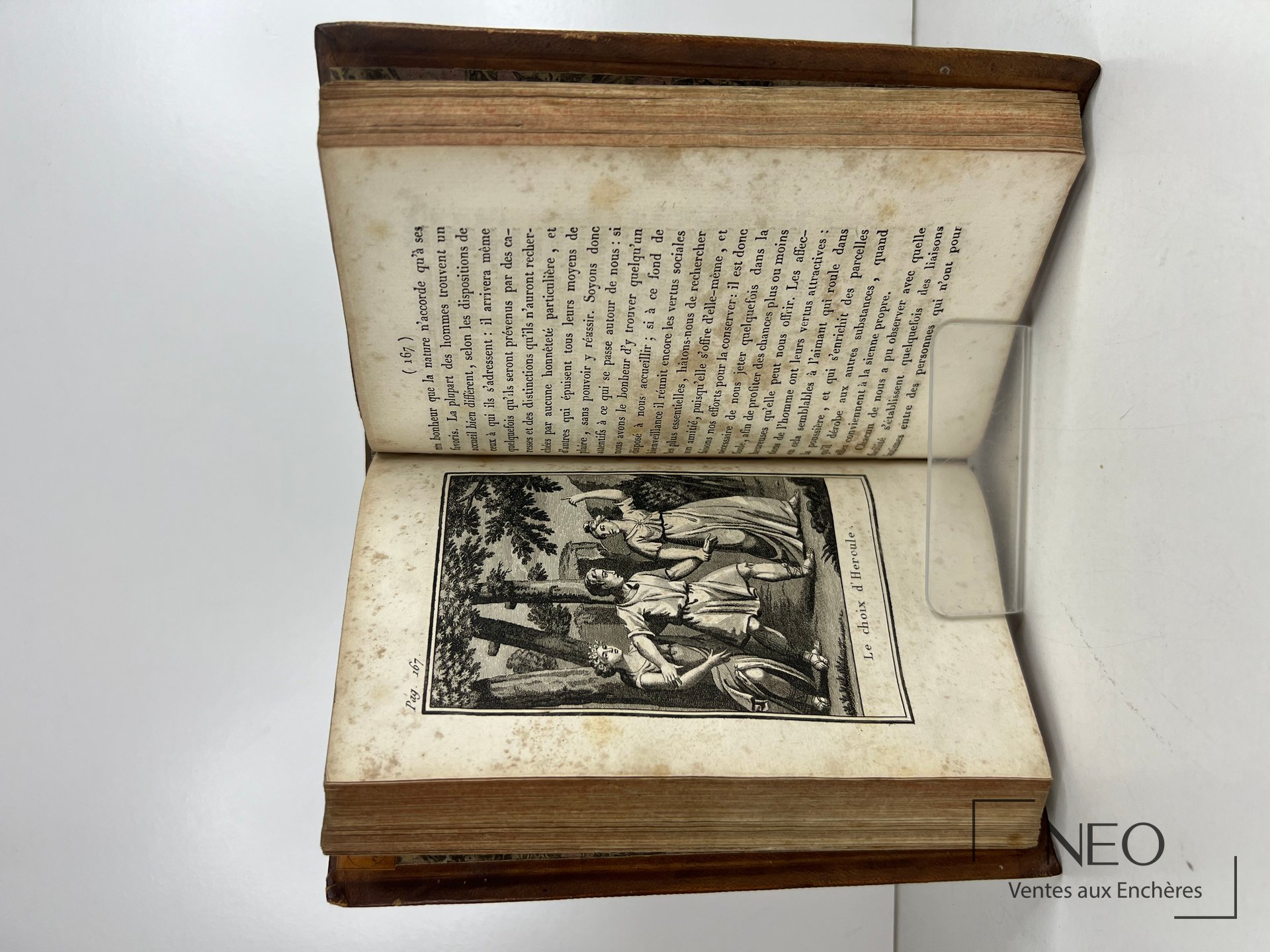 Livre ouvert montrant une page illustrée et une page de texte