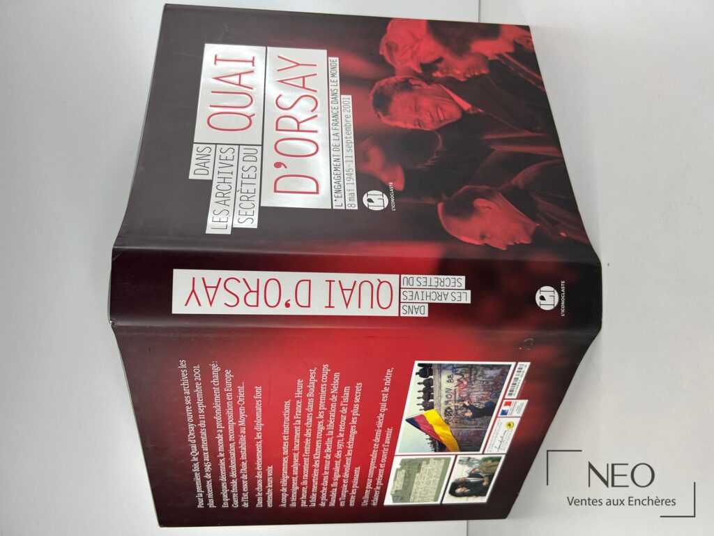 Livre ouvert montrant la couverture illustrée et la quatrième de couverture