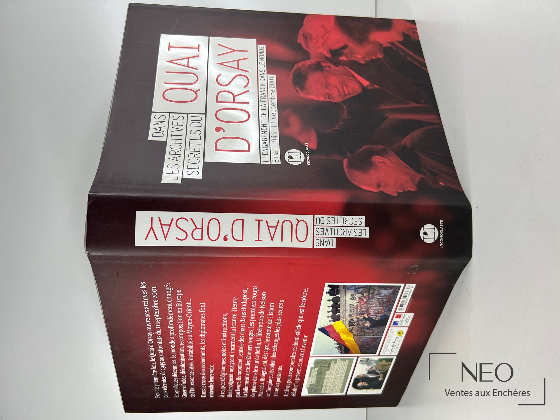 Livre ouvert montrant la couverture illustrée et la quatrième de couverture