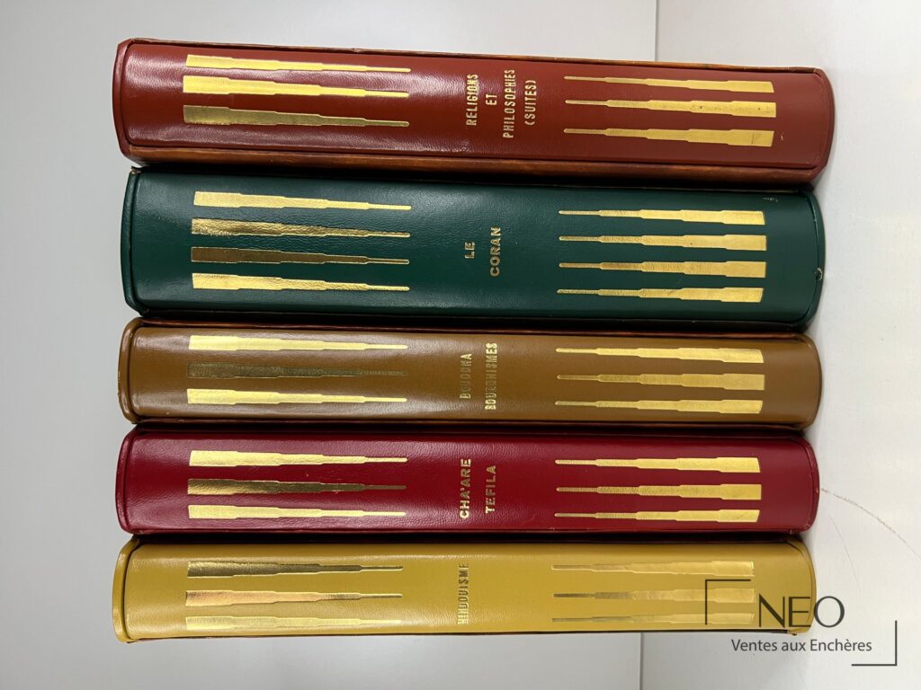Cinq dos de volumes reliés