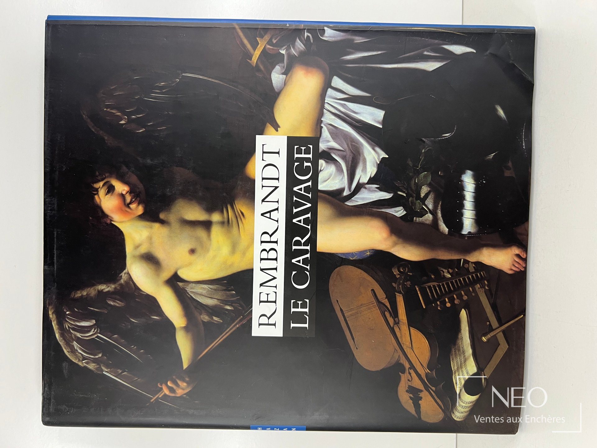Couverture illustrée de l'ouvrage Rembrandt Le Caravage avec titre vertical au centre