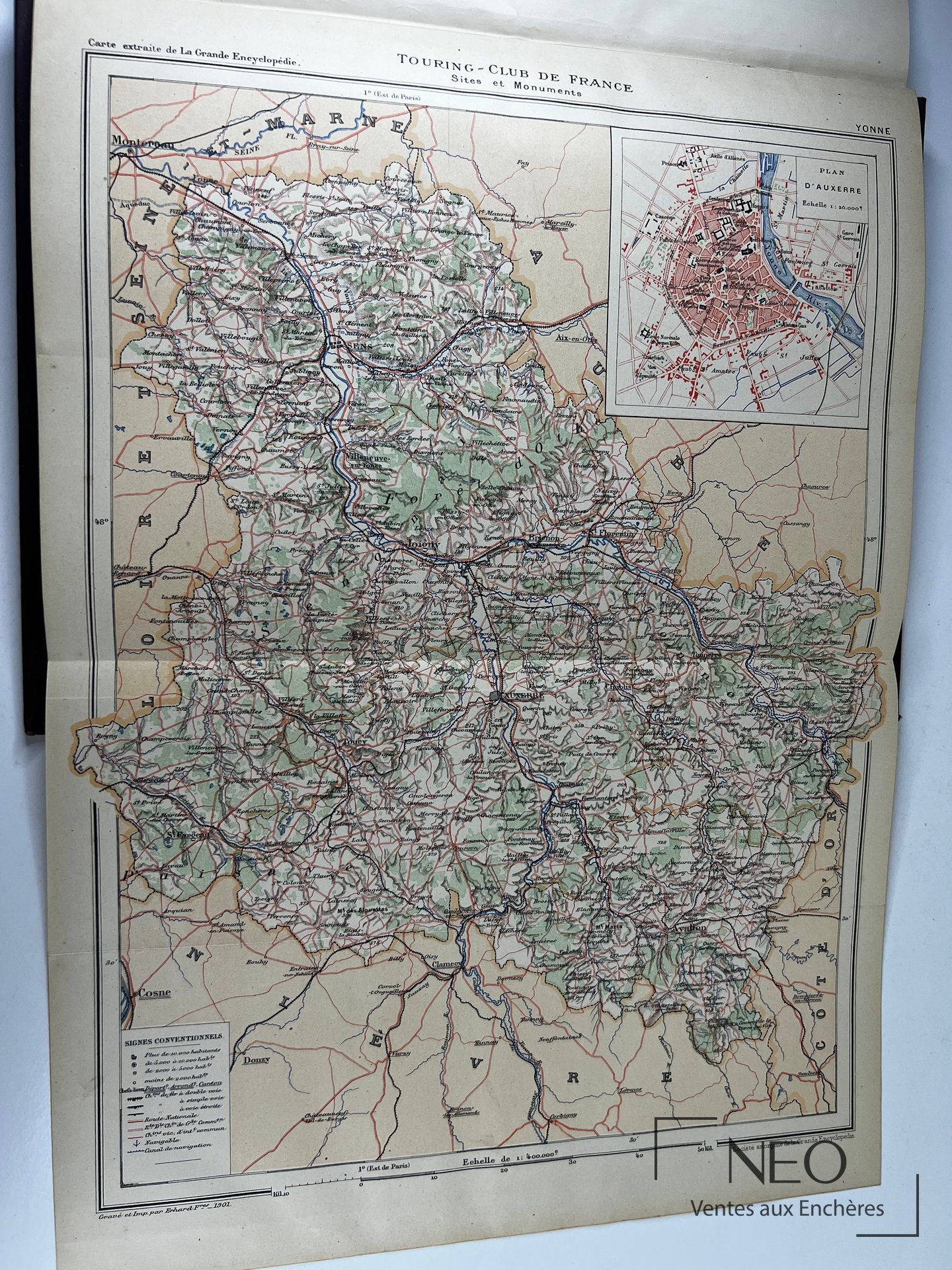 Carte imprimée en couleur d'Angoumois et Saintonge avec un encart du plan d'Auxerre