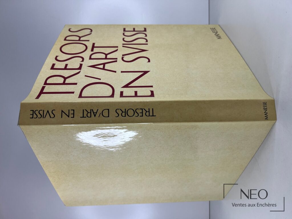 Couverture du livre Trésors d'art en Svisse avec titre en grandes lettres bordeaux