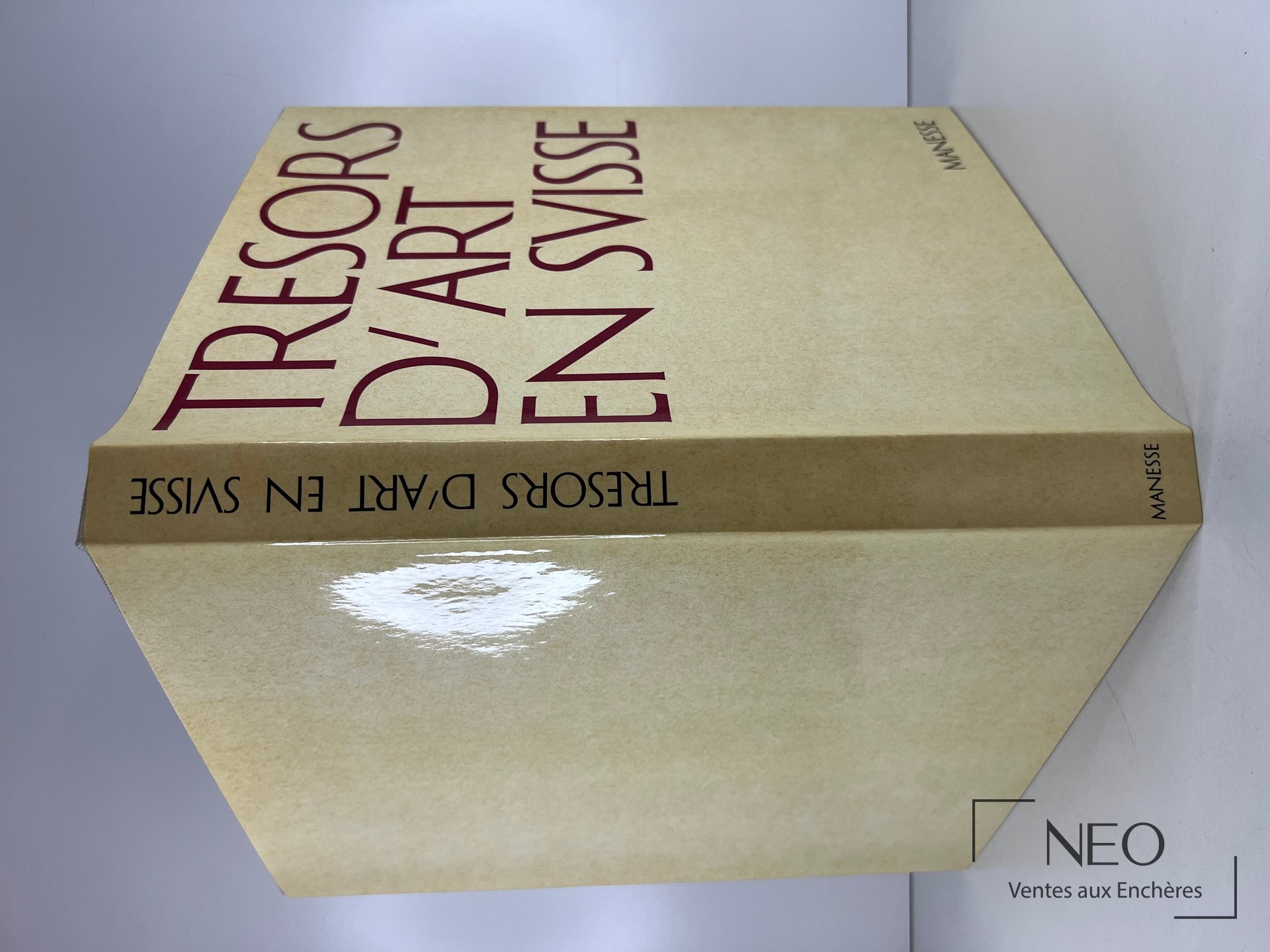 Couverture du livre Trésors d'art en Svisse avec titre en grandes lettres bordeaux
