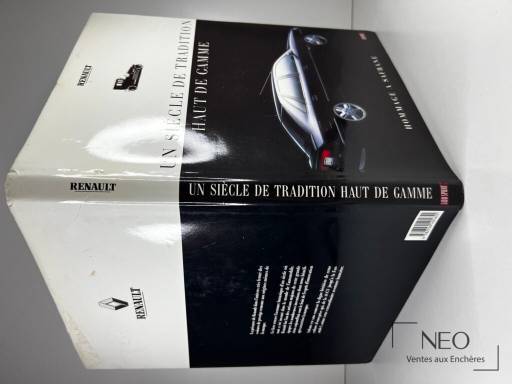 Couverture illustrée d'un livre Renault avec une voiture noire sur fond bicolore
