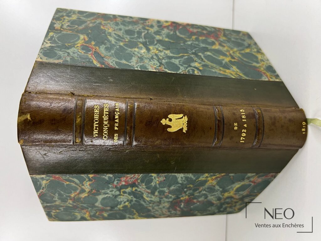 Dos d'un volume relié en demi basane verte avec titre doré et aigle