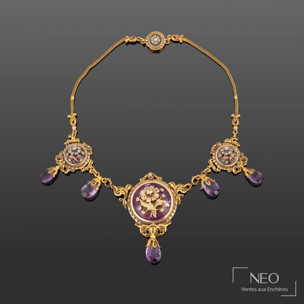 Collier à transformation en or jaune et améthystes présenté de face
