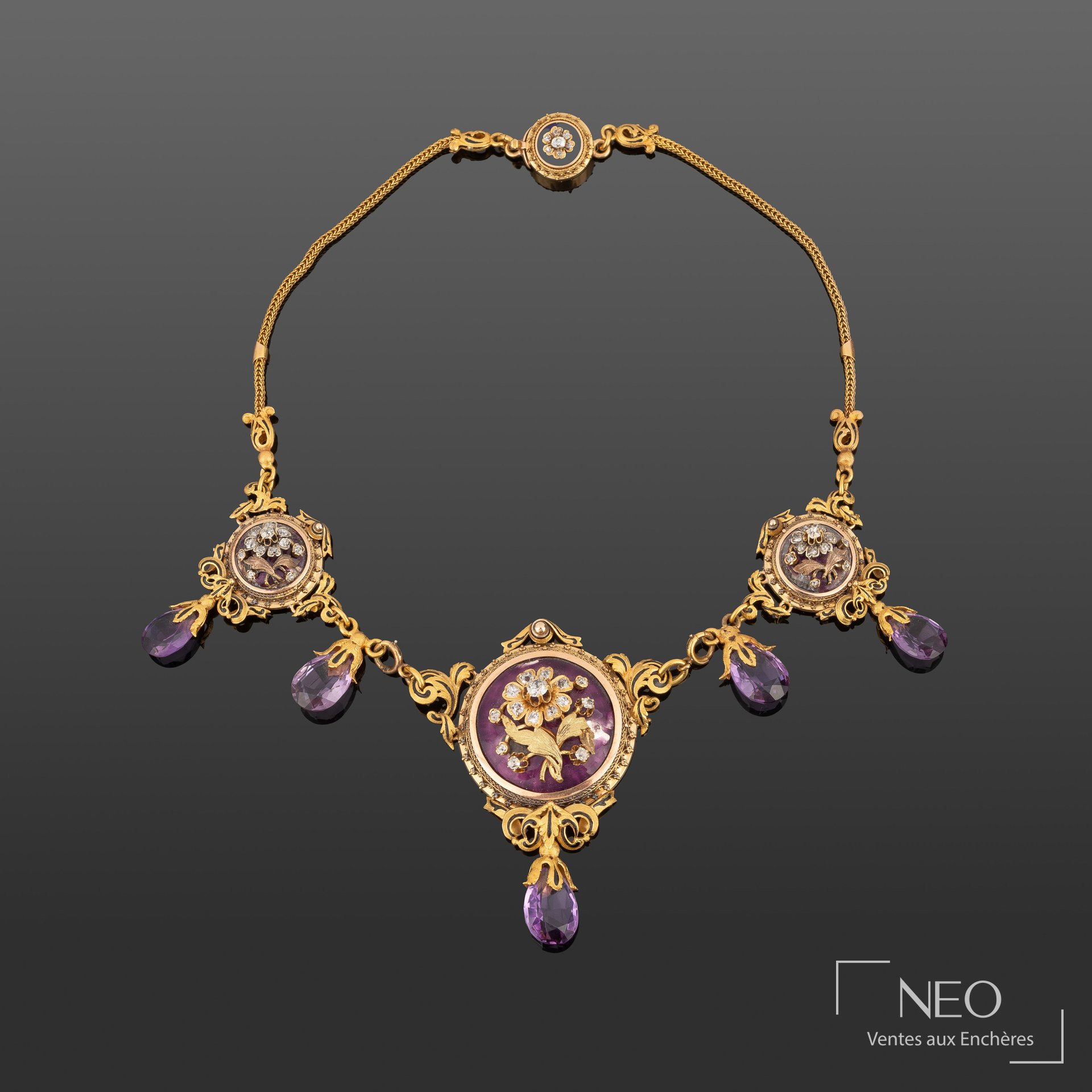 Collier à transformation en or jaune et améthystes présenté de face