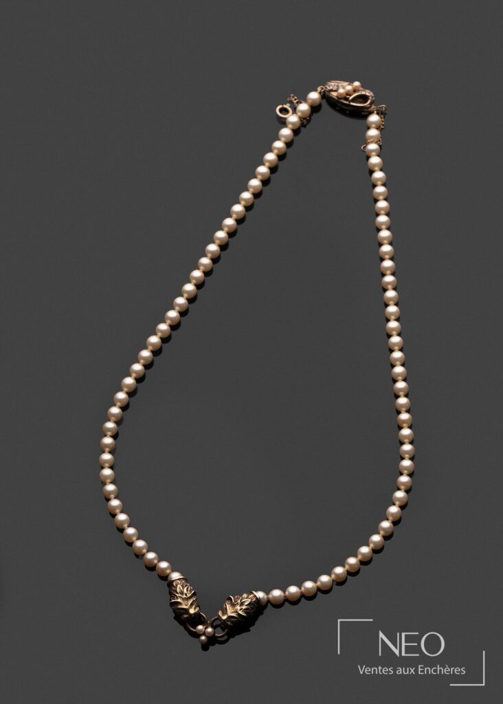 Collier ras de cou en argent avec perles blanches d'imitation et fermoir décoratif