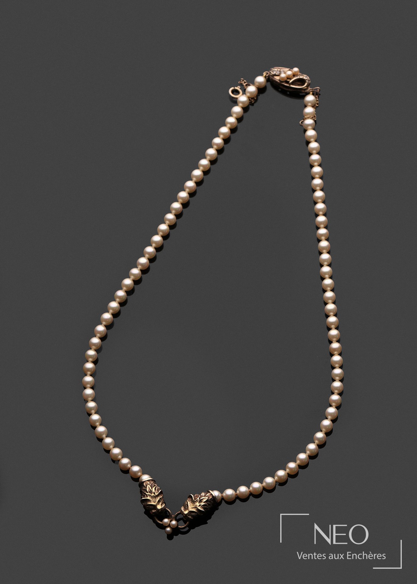 Collier ras de cou en perles blanches d'imitation avec fermoir orné de têtes de lions
