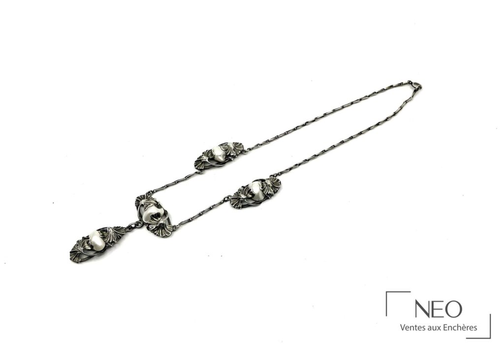 Collier en argent et perles blanches de culture présenté de face