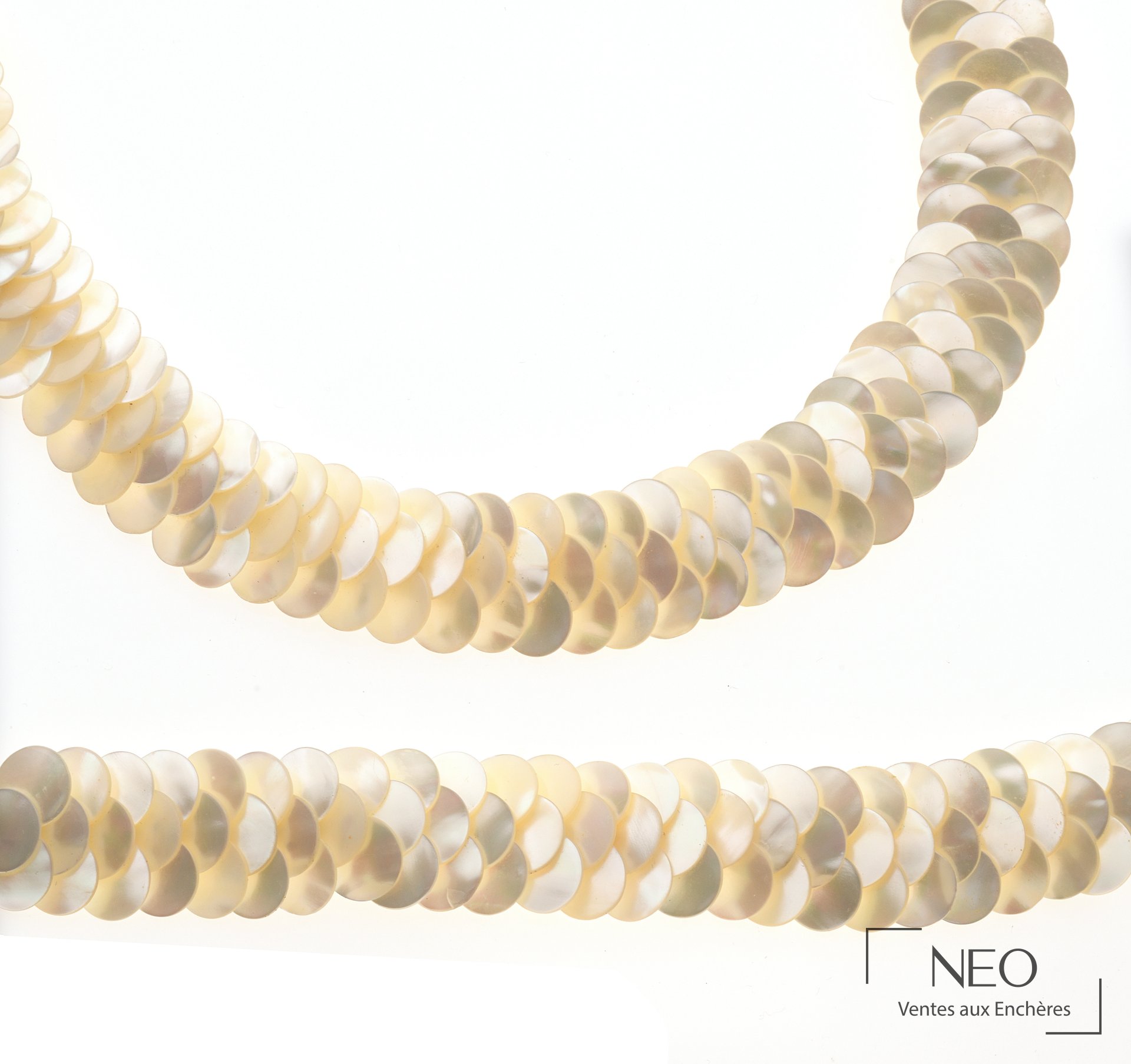 Collier et bracelet en nacre aux reflets crème