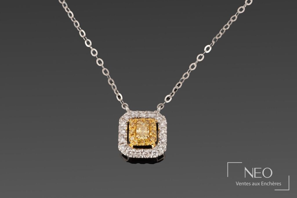 Collier en or gris avec pendentif carré serti de diamants jaunes