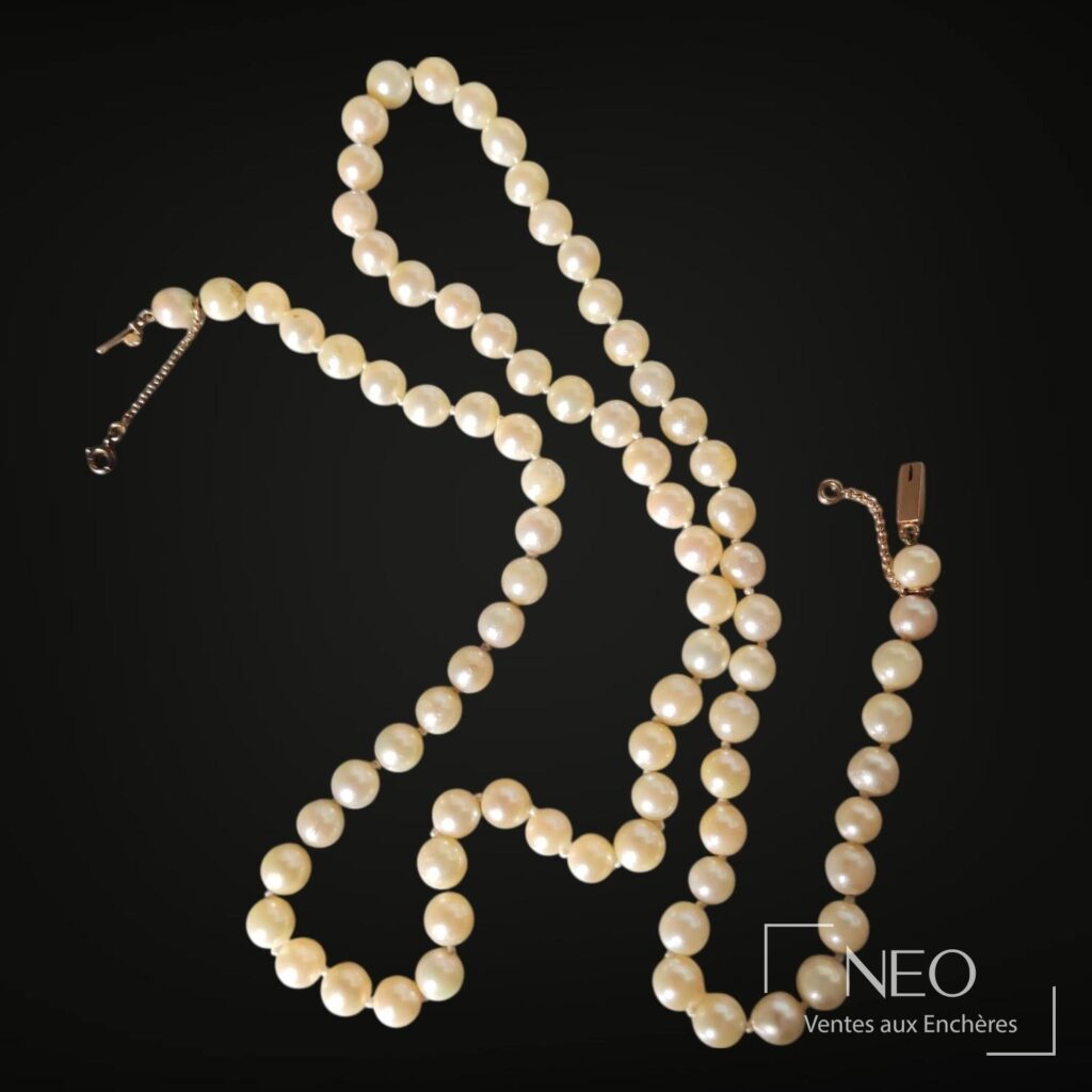 Collier choker de perles de culture blanches sur fond noir