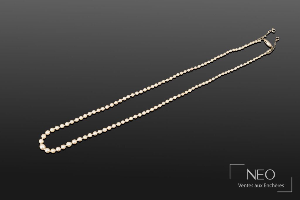 Collier de perles présenté en entier