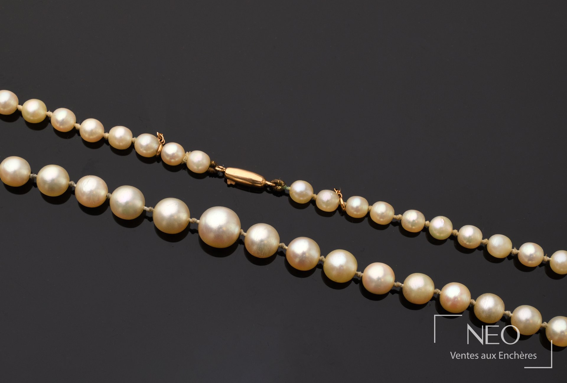 Collier de perles blanches de culture en chute, fermoir olive en or jaune 18 carats