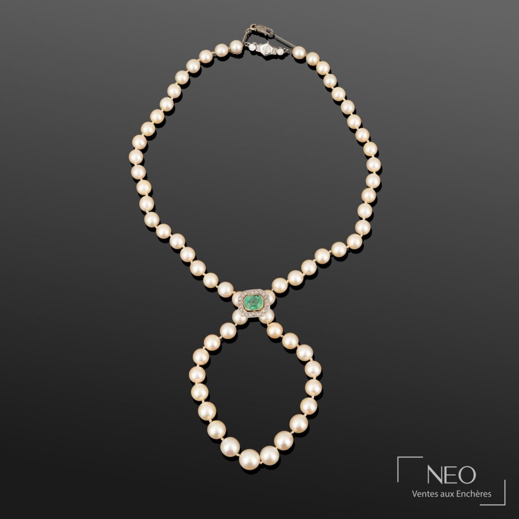 Collier de perles de culture en légère chute avec fermoir serti d'une émeraude