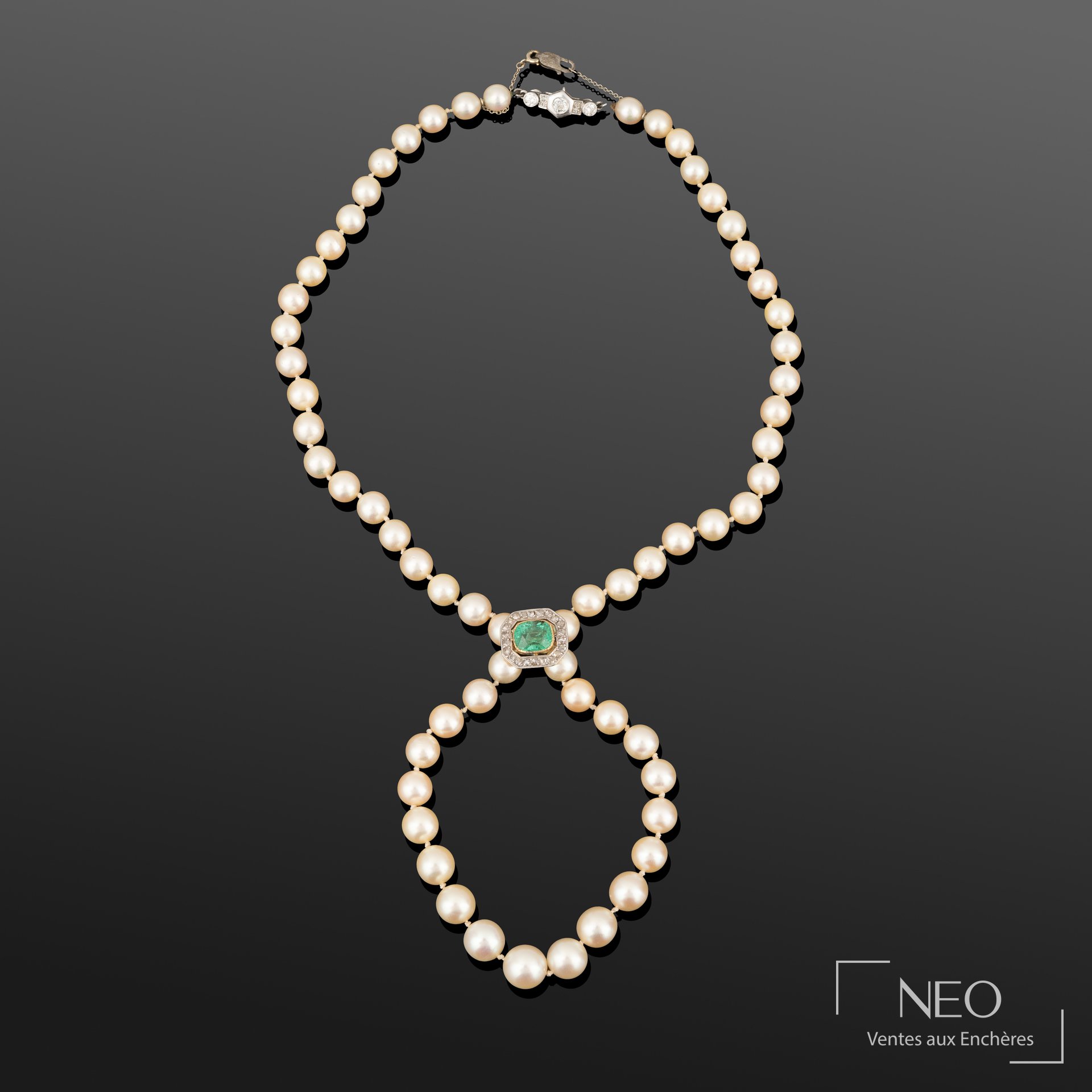 Collier de perles de culture en légère chute avec fermoir serti d'une émeraude