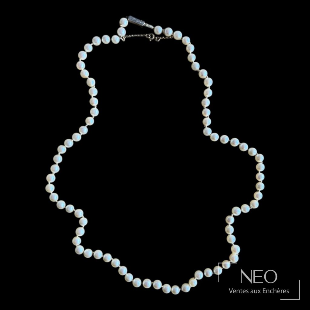 Collier de perles de culture blanches présenté en entier sur fond noir