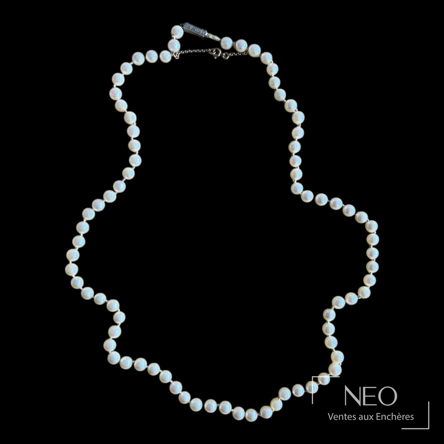 Collier de perles de culture blanches, fermoir cliquet en métal argenté