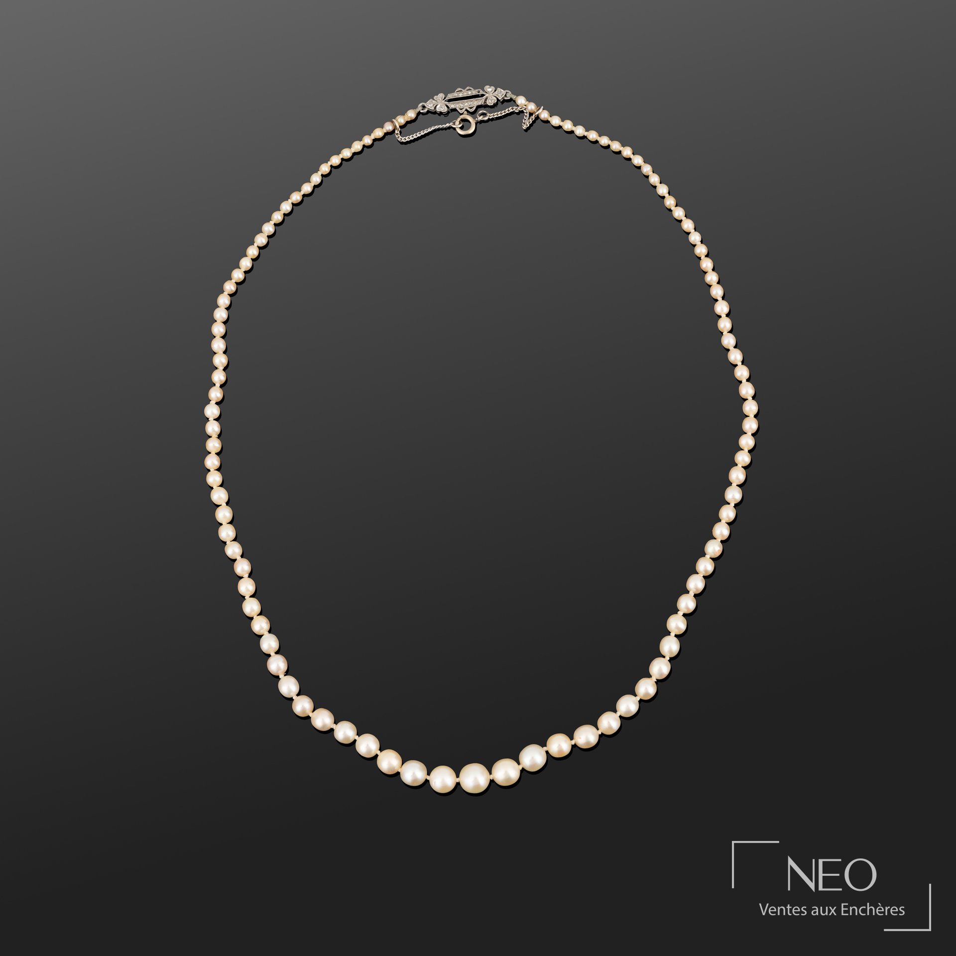 Collier de perles fines en chute avec fermoir décoratif en tête