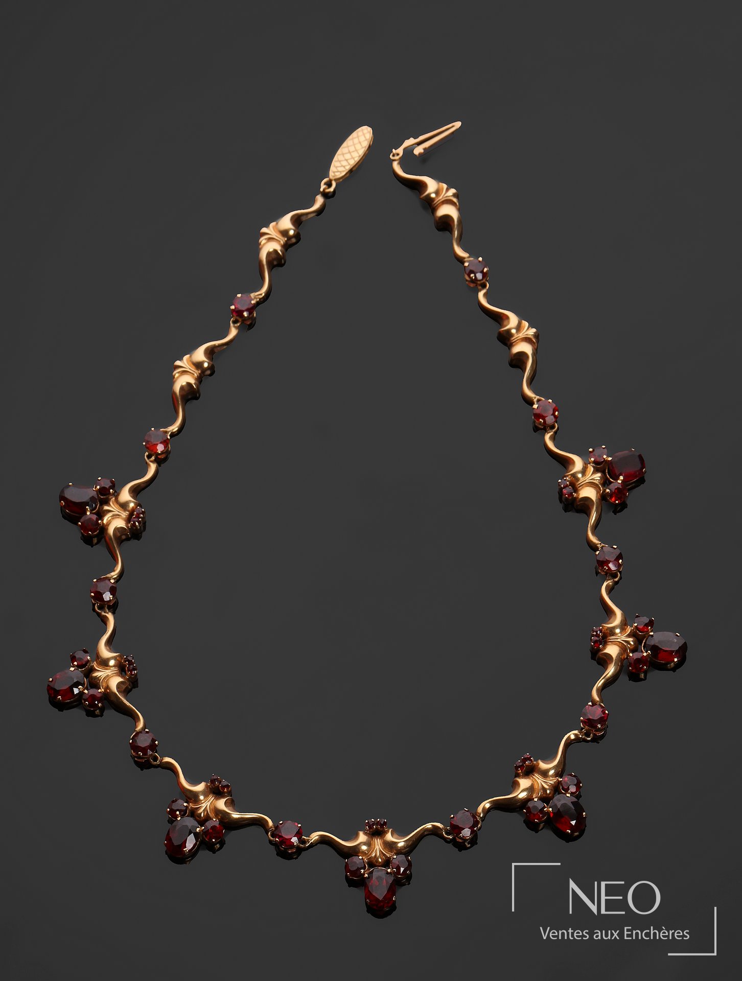 Collier draperie ras de cou en or jaune 18 carats et grenats