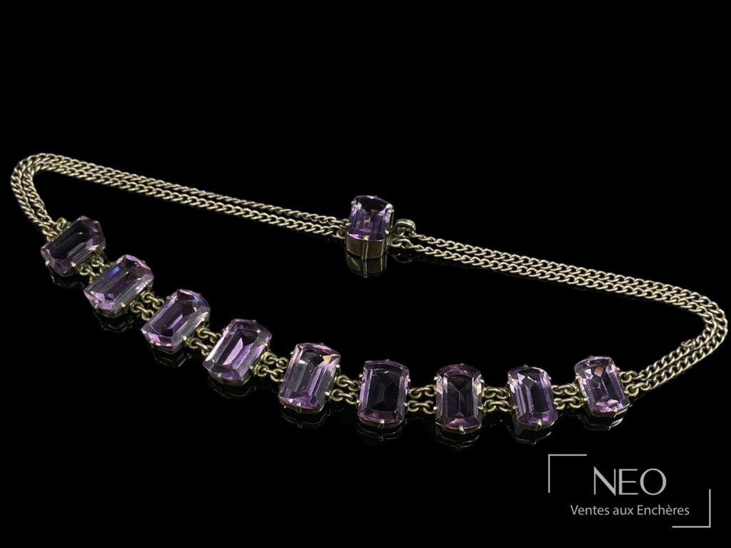Collier en argent serti de neuf améthystes rectangulaires sur fond noir